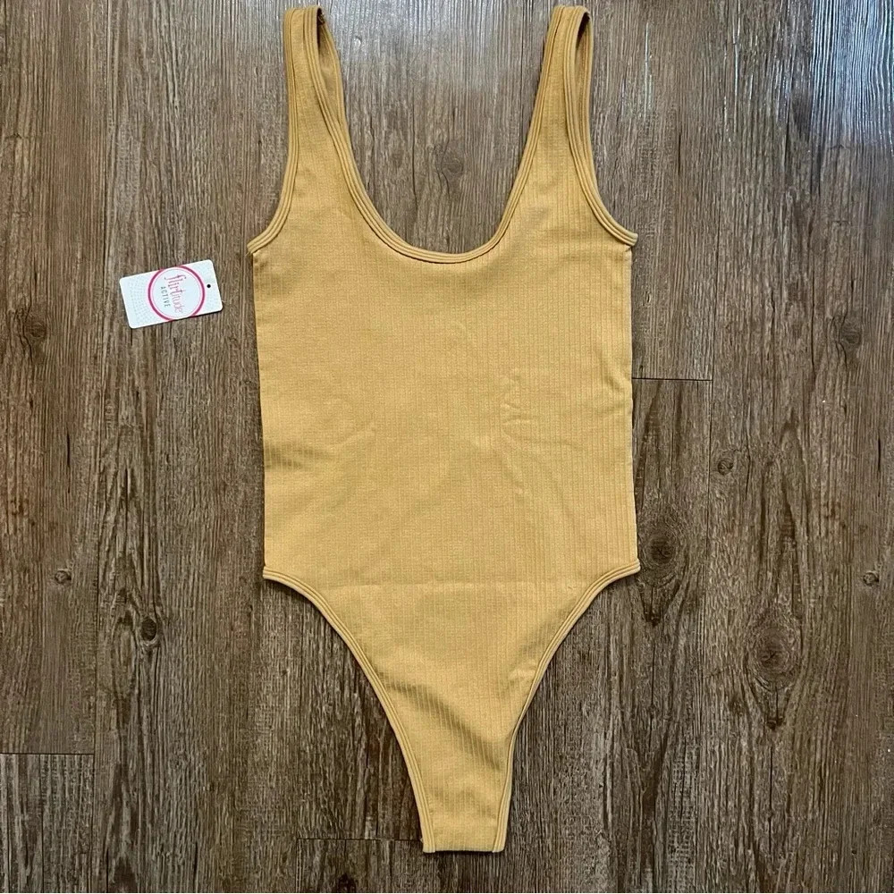 Flirtitude Honey Beige Ribbed Scoop Neck Tank Bodysuit XS - Picture 2 of 3